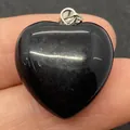 Polierter schwarzer herzförmiger Natursteinanhänger mit silberner Metallöse - 20mm / Schwarzer Achat