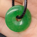 Pendentif donut en pierre flocon de neige verte avec cordon noir et texture - Jade Vert