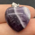 Herzanhänger aus lila Amethyst Naturstein mit silbernem Verschluss auf der Fingerkuppe - 20mm / Amethyst