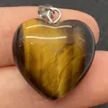 Poliertes Tigerauge-Herzanhänger mit silbernem Verschluss für DIY-Schmuckherstellung - 20mm / Tigerauge