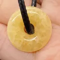 Pendentif Ping An Kou en pierre naturelle orange clair avec trou rond et cordon noir - Topaze