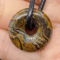 Pendentif donut en pierre œil de tigre marron et bleu avec cordon noir tressé - Pierre à Tourbillons Bleus