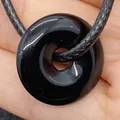 Pendentif donut en pierre naturelle noire polie sur cordon tressé à la main - Agate noire