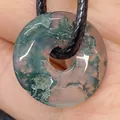 Pendentif donut en agate mousse naturelle avec inclusions vertes sur cordon noir - Agate mousse