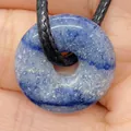 Pendentif donut en pierre bleue à points blancs sur main pour bijoux DIY - Sodalite bleue