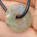 Pendentif anneau en labradorite naturelle avec reflets bleus et cordon noir - Labradorite
