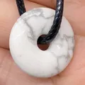 Pendentif donut en turquoise blanche avec veines grises sur cordon noir - Howlite