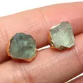 Orecchini a perno in pietra naturale verde irregolare con bordo dorato sulla mano - Fluorite Verde