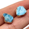 Orecchini a perno in pietra naturale blu cielo irregolare con bordo in metallo dorato - Apatite