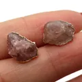 Orecchini a perno in pietra naturale rosa pallido irregolare con bordo dorato - Quarzo rosa