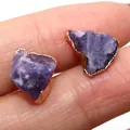 Orecchini a perno in ametista viola naturale con eleganti bordi in metallo dorato - Ametista