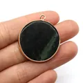 Ciondolo tondo in pietra naturale verde scuro con bordo dorato per gioielli DIY - Riolite / 30mm, 8g