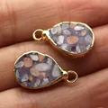 Détail macro de pendentifs goutte en résine avec pierres concassées et cadre doré - 12x20mm / Violet
