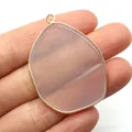 Unregelmäßiger blassvioletter Achat-Anhänger mit goldenem Metallrahmen in der Hand - Einzelner Anhänger (Ohne Kette) / Pink Purple Agate Color