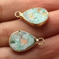 Pendentif goutte en turquoise avec bordure dorée et incrustation vert menthe - 12x20mm / Rose bonbon