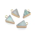 Set mit vier 10x16mm Amazonit-Anhängern in Dreiecksform mit goldenem Metallrand für DIY - Amazonit