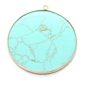 Ronde turquoise hanger met natuurlijke goudbruine nerven en een gouden metalen rand - Blauw Turkoois