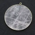 Ronde roze natuursteen hanger met gouden metalen rand en ijsbarst textuur effect - Bergkristal