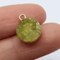 Gelbgrüner Naturkristall Anhänger mit Goldrand für DIY Halsketten und Schmuck - Gelbgrün
