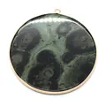 Ronde natuursteen hanger met groen marmermonster en gouden metalen rand - Rhyoliet