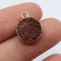 Flacher runder lila Druzy-Kristallanhänger mit Goldrand für DIY-Schmuckhalsketten - Braunviolett