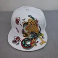Weiße Baseballkappe mit flachem Schirm und japanischer Adler- und Schlangenstickerei - Weißer Adler-Schlangen-Stil