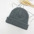 Mise à plat d'un bonnet en maille gris foncé avec revers et tige de blé décorative fine - Taille Unique (élastique réglable) / Gris clair