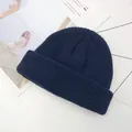 Bonnet en maille côtelée bleu marine avec revers dans un style minimaliste et élégant - Taille Unique (élastique réglable) / Bleu marine