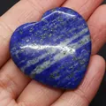 Pierre de lapis-lazuli naturel poli en forme de cœur avec teinte bleu profond et pyrite dorée - Lapis-lazuli