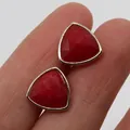 Dreieckige Ohrstecker mit facettiertem rotem Stein und goldenem Rand am Finger - Nr.2-Rot