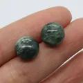 Orecchini a lobo in avventurina verde tonda da 12mm con texture naturale su mano - 12mm / Pietra Testurizzata Verde (N. 6)