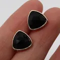 Pendientes de triángulo en ónix negro con piedra facetada y montura dorada - Ágata negra