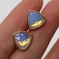 Pendientes de ópalo triangulares con borde dorado y destellos azules vibrantes - Ópalo