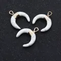 Trois pendentifs demi-lune en turquoise blanche avec capuchons dorés sur fond noir - 15x18mm / Howlite