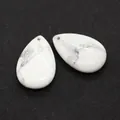 Pendente a goccia in howlite bianca con venature grigie per creazione gioielli DIY - Howlite