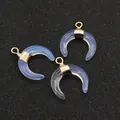 Trois pendentifs en pierre d'opale bleu clair en forme de croissant avec boucles dorées - 15x18mm / Opale