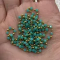 Cadena de joyería DIY con cuentas de cubo turquesa y esferas doradas en la mano - Verde Azulado (No.8)
