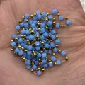 Cadena hecha a mano con cuentas de resina en azul claro y separadores de metal dorado - Azul Claro (N.º 10)