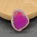 Macro-opname van onregelmatige magenta agaat hanger met natuurlijke textuur op hout - Magenta