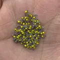 Catena in acciaio inossidabile argento con perline in smalto giallo brillante in mano - Rotolo Standard / Giallo Neon