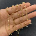 Gouden gedraaide ketting met gefacetteerde natuursteen kralen en kleine metalen kralen - Op Rol / Melkwit (6)