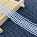 Facettierte 2mm klare Kristallperlen für DIY-Schmuck auf einem Holzständer präsentiert - Größe 22