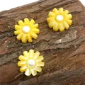 Tre perline a margherita gialla in conchiglia su corteccia per collane e gioielli fai da te - 6mm / N. 2 (Giallo)