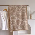 Dettaglio della stampa tigre Toile de Jouy e bordo pied de poule su una sciarpa invernale - 185cm / Cachi
