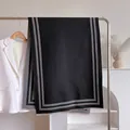 Eleganter Schal in Kaschmir-Optik in Schwarz mit grauen Streifen und feinen Fransen - 180cm / Schwarz