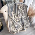 Sciarpa invernale beige con motivo a foglie di palma grigio scuro e frange - Stile Lungo / Grigio