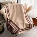 Beigefarbener Schal aus Kaschmirimitat mit braunen Streifen und Fransensaum - 180cm / Kaffeebraun