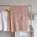 Sciarpa in maglia rosa e avorio con motivo Toile de Jouy e frange appesa alla rastrelliera - 185cm / Rosa