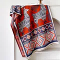 Warmer Ethno-Schal mit Alpakadruck und geometrischen Mustern in Orange und Dunkelblau - 185x65cm / Rot