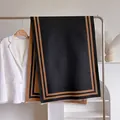 Kaschmir-Gefühl Winterschal in Schwarz mit khakifarbenen geometrischen Konturen - 180cm / Schwarzbraun